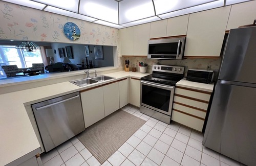 Naples Condo | Just Listed for 2026 Season: Glen Eagle Golf & CC+DennStay Near Fifth St. S