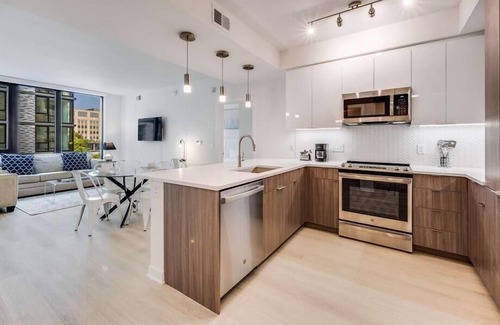 NoMa Hotel | Just mins from Metro RedLine | 2BR w/Desk, TV & Full kItchen