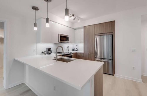 NoMa Hotel | Just mins from Metro RedLine | 2BR w/Desk, TV & Full kItchen