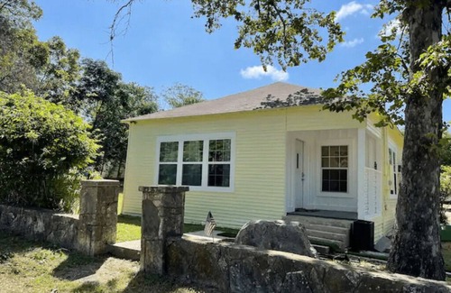 Bandera Cottage | Just off Main- Golf Cart avail to rent!