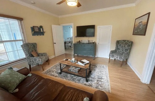 Bandera Cottage | Just off Main- Golf Cart avail to rent!