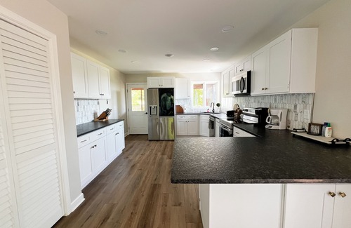 Elizabeth House | Just rehabbed, amazing views on 300 acre ranch, animals, trails, hottub, pond
