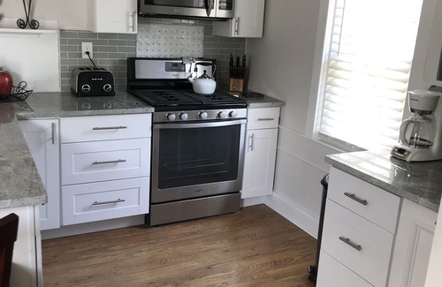 Plymouth Cultural District Apartment | Just Renovated-Spacious 3 Bedroom-Downtown Plymouth-Private-Parking-Yard & MORE