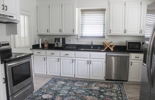 Greer House | Just updated! Downtown Greer house. Walk to downtown shops. Fenced in backyard