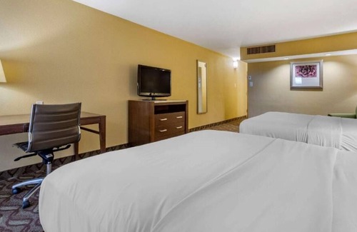 Roswell House | Just What You Were Looking For! 2 Classy Units, Free Parking, Free Breakfast