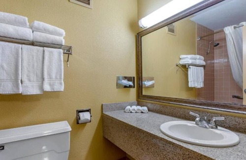 Roswell House | Just What You Were Looking For! 2 Classy Units, Free Parking, Free Breakfast