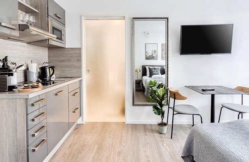 New Town Apartment | Köln Friesenplatz | Suite S + Courtyard View