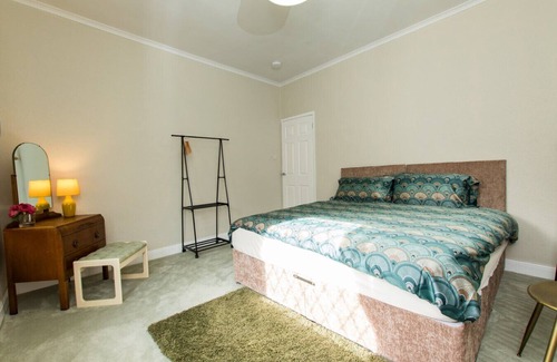 Spital House | K Suites - Beautiful Central 2 bed House w/free Wi-Fi