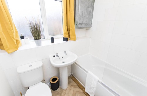 Edgbaston House | K Suites - Beautiful 5 bed House w/free parking