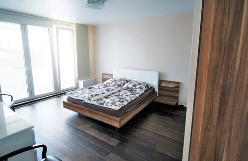 Altstadt-Nord Apartment | K51 large penthouse apartment at Friesenplatz in Cologne with balcony and free WiFi