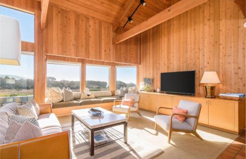 Sea Ranch House | Kabella - Pet Friendly With Hot Tub