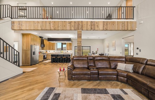 Island Park House | KABINO: New build, A/C, Hot tub, Red light sauna, Pool table, Trailer parking