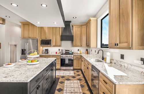 Island Park House | KABINO: New build, A/C, Hot tub, Red light sauna, Pool table, Trailer parking