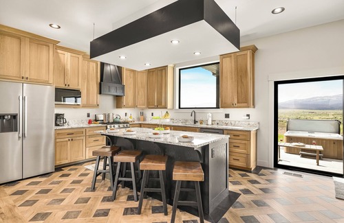 Island Park House | KABINO: New build, A/C, Hot tub, Red light sauna, Pool table, Trailer parking