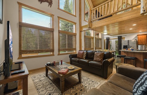 Island Park House | KABINO: NEW! Hot Tub Fire Pit Trails 45 to Yellowstone
