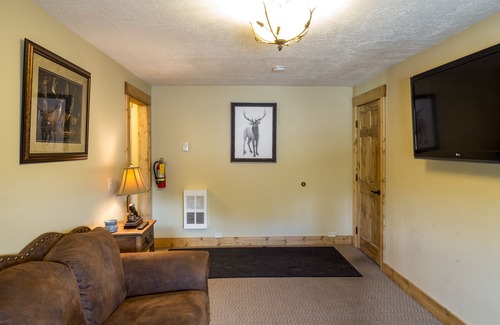 Swan Valley House | Kabino: Snake River Roadhouse #2 A/C WiFi Bar Below Pool Table Shuffleboard Yummy Food