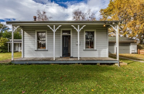 Rangataua House | Kaha Cottage - Rangataua Holiday Home