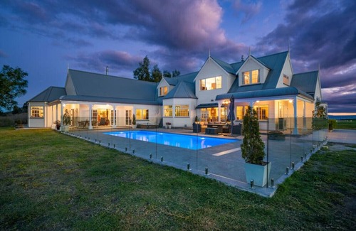 Acacia Bay House | Kaiapo Lodge - private and peaceful, hot spa, stunning views, lodge-style, for groups or families