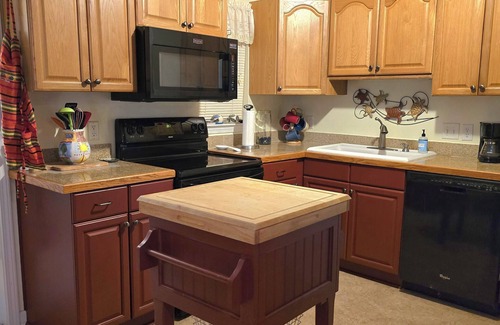 St. Marys House | KaiCozyCottage/Saltwater Pool/Walk to Ferry/Pets ok/Fenced In Yardn