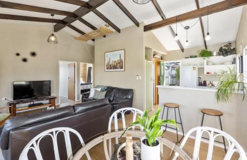 Nukuhau House | Kaihua Cabin, Modern 3BR With Mt Tauhara Views