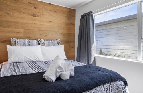 Nukuhau House | Kaihua Cabin, Modern 3BR With Mt Tauhara Views