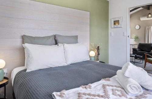 Nukuhau House | Kaihua Cabin, Modern 3BR With Mt Tauhara Views