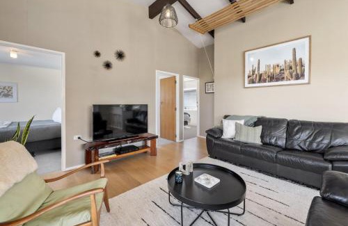 Nukuhau House | Kaihua Cabin, Modern 3BR With Mt Tauhara Views