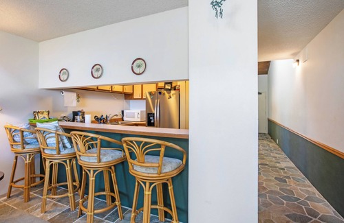 Historic Kailua Village Condo | 🌴Kailua Bay Resort 4-305, 3rd floor with Ocean View🌴