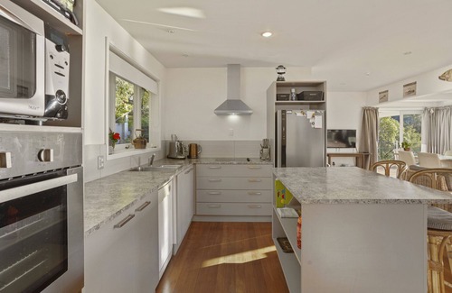 Diamond Harbour House | Kaioruru View – Diamond Harbour Holiday Home