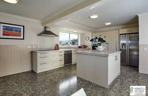 Kaikoura House | Kakatu Retreat - 11 Bedrooms, Kakatu Retreat | 11 Bedrooms | 8 Bathrooms | Amazing Views