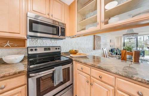 Maalaea Condo | KAN 211 Remodeled OceanFront 2BD for Whale Watching w Pool