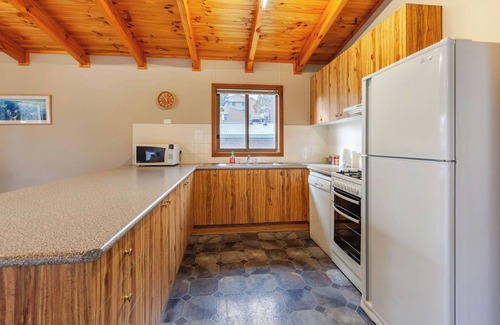 Jindabyne Cabin | Kanangra Cottage - Spacious 3BR + Lakeside Views 5mins from shopping centre