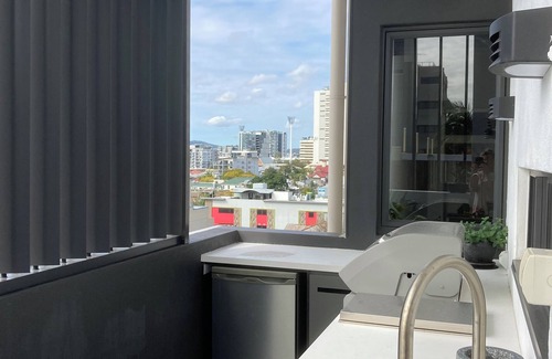 Kangaroo Point Apartment | Kangaroo Cliffs- 2 Bed-2 Bath-1 Secure Car Park-close to everything! n