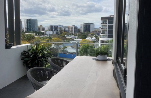 Kangaroo Point Apartment | Kangaroo Cliffs- 2 Bed-2 Bath-1 Secure Car Park-close to everything! n