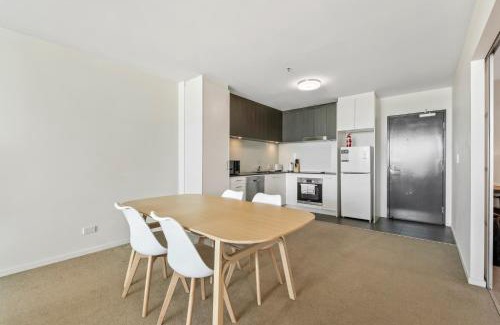 Kangaroo Point Apartment | Kangaroo Point 2-Bed Flat with Gym & Pool