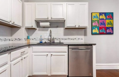 South Hyde Park House | Kansas City Historic Getaway: 5★ Location, Royal Beds, Game Room, BBQ & Fire Pit