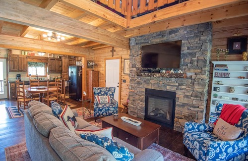 West Jefferson Cabin | Kapena Escape on the Lake + Views + Hot Tub + River Access Nearby