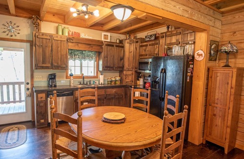 West Jefferson Cabin | Kapena Escape on the Lake + Views + Hot Tub + River Access Nearby