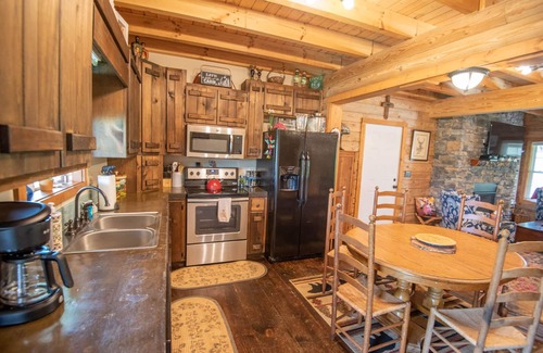 West Jefferson Cabin | Kapena Escape on the Lake + Views + Hot Tub + River Access Nearby