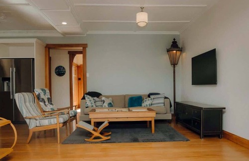 Rewa House | Karamu Korner - 4 BR bungalow near Fitzroy Beach