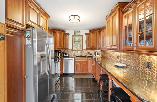 Lake Harmony Estates Ski Chalet | Karaoke! LUX French Chalet HotTub Pool Table FirePit Pets AC Beach+Lake Access!