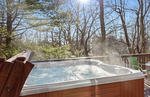 Lake Harmony Estates Ski Chalet | Karaoke! LUX French Chalet HotTub Pool Table FirePit Pets AC Beach+Lake Access!