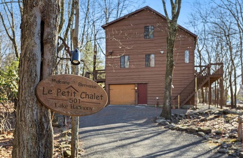 Lake Harmony Estates Ski Chalet | Karaoke! LUX French Chalet HotTub Pool Table FirePit Pets AC Beach+Lake Access!