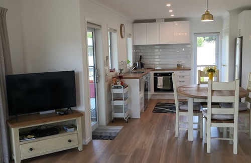 Karapiro House | Karapiro Retreats holiday house- 2br1Q2Twn+SBD