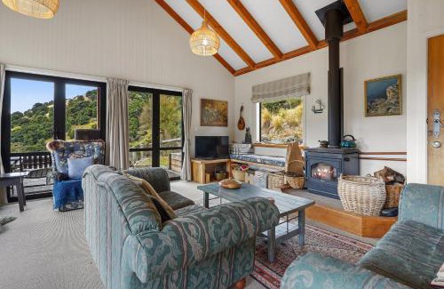 Christchurch District House | Karearea Cottage - Rural Retreat Purau
