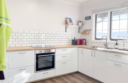 East Jindabyne Apartment | Karoonda Lodge located in Tyrolean Village and has spectacular views over Lake Jindabyne and the Sno