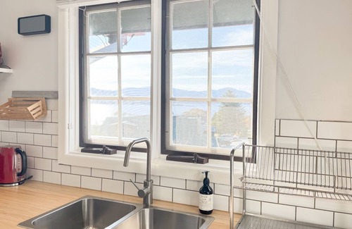East Jindabyne Apartment | Karoonda Lodge located in Tyrolean Village and has spectacular views over Lake Jindabyne and the Sno