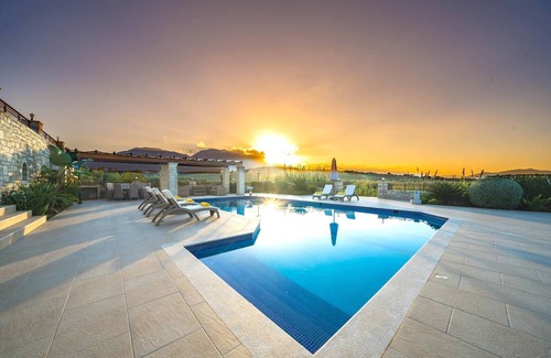 Filaki Villa | Karyo Villa,- 4bd, 3min On Foot From The Beach!