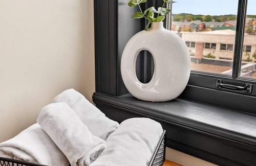 East Liberty Apartment | Kasa Accessible Studio in the Heart of Steel City The Maverick
