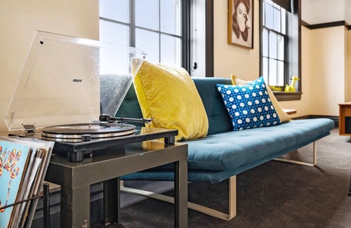 East Liberty Apartment | Kasa | Classic Studio, Quick Drive to Carnegie Mellon | The Maverick